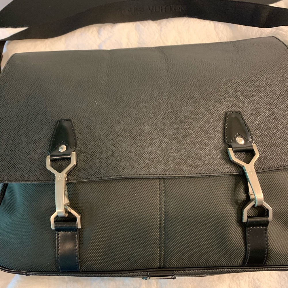 Louis Vuitton Messenger Bag